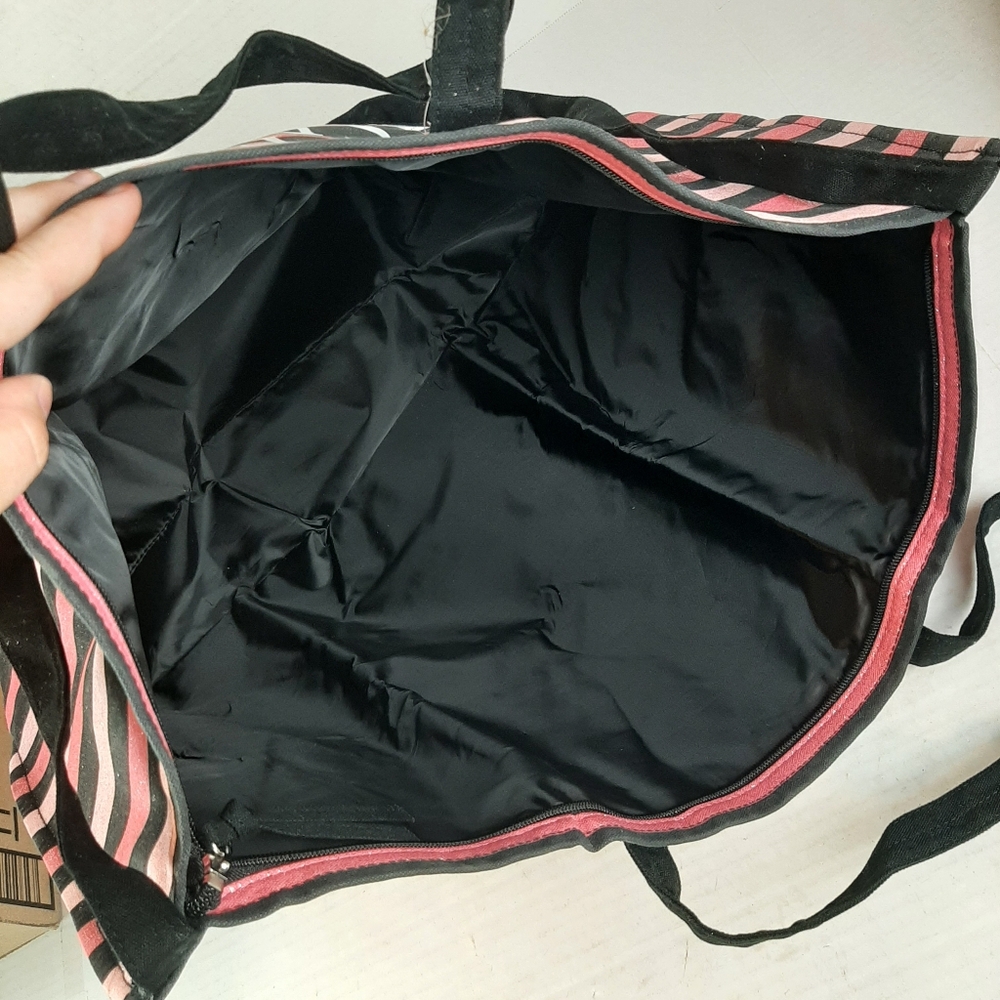 🛍NWT Victoria’s Secret Pink/Black Stripes Weekend Bag And Lot Of Gift Bags - Picture 7 of 8